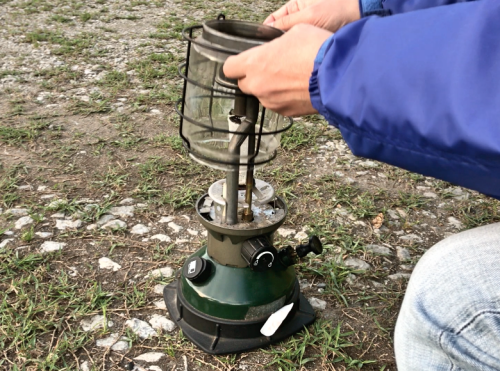 ホワイトガソリンランタンのガラスを外す