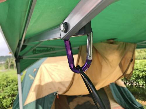 ホワイトガソリンランタンをカラビナで吊るす