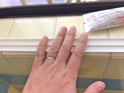 下のレールの接着後しばらくはずらしが効くので微調整する