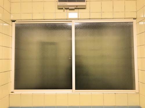 ポリカーボネートの窓枠を完成