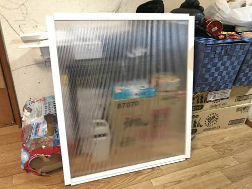 ポリカーボネートに窓枠をはめ込む