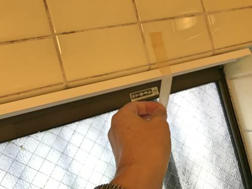 ポリカーボネート窓枠の上のレールを取り付ける