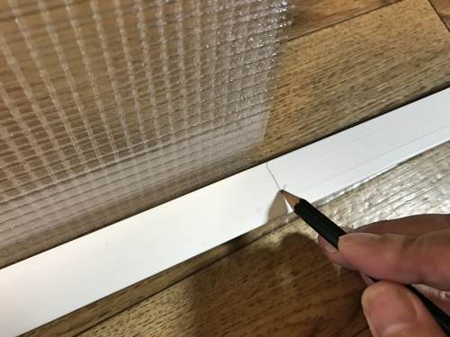 ポリカーボネートの窓枠を組み上げる