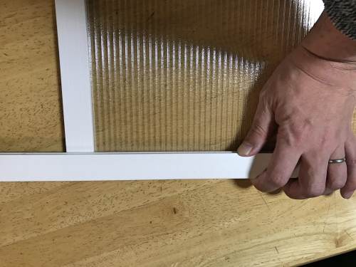 上下の窓枠をはめ込んだ上で左右の枠のサイズを計る