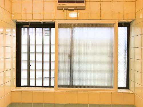 ポリカーボネートと上のレールを同時に取り付ける