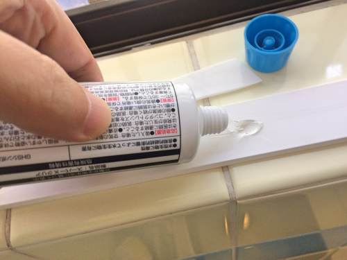 下のレールのみ接着し、一週間乾燥させる