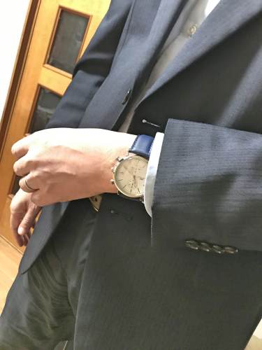 紺色の皮バンドはスーツにも似合う