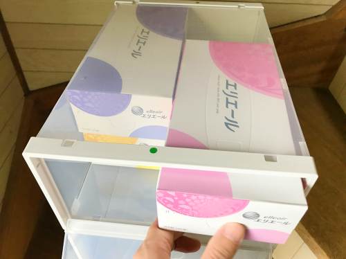 シューズケースの中にはティッシュ４箱が入った