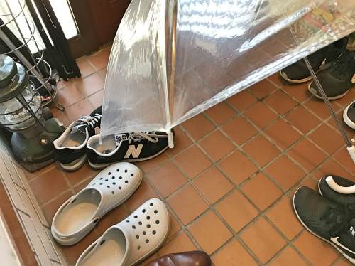 一番の問題は雨に濡れた傘で靴が濡れること