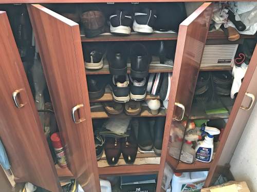 下駄箱はくつや傘で満杯