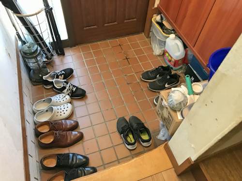 整理する前の玄関は靴が散乱