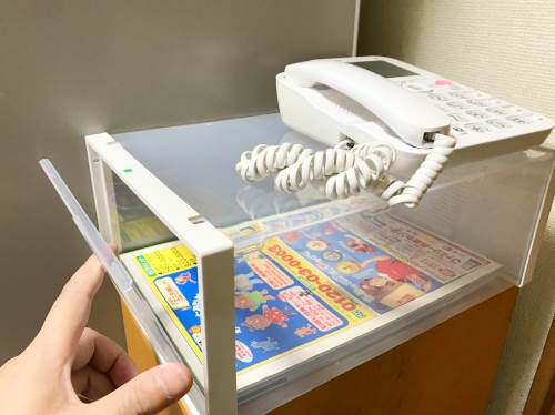 電話台として電話帳を収納できる
