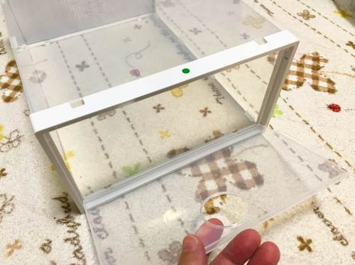 靴収納ケースは前の穴で簡単に扉が開く