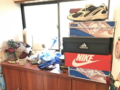 靴箱の上も物が散乱していた