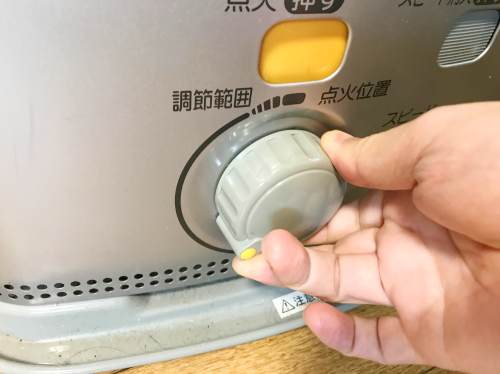 石油ストーブのダイヤルを点火位置まで回す