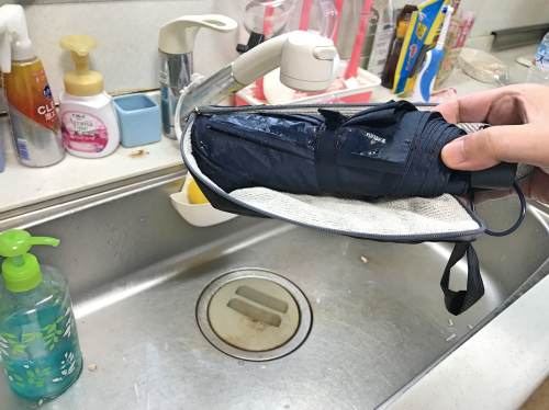 傘が水に濡れた状態で吸水性の優れた傘袋に入れる