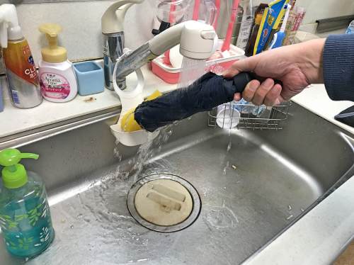 水道水で傘をたっぷり水に濡らす