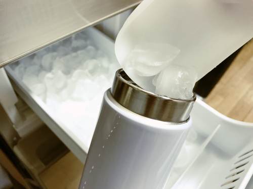 水筒に氷を入れる