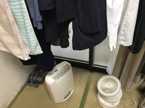 洗濯物と除湿機とサーキュレーター