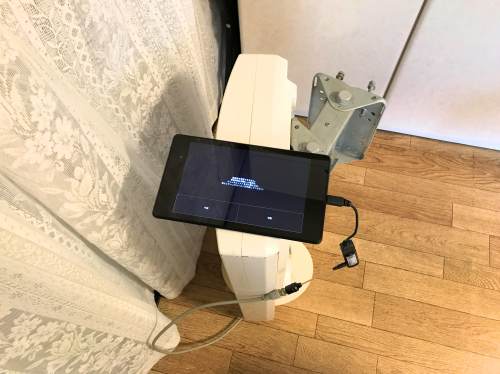 1階窓際の電波塔の方向へ向けたアンテナ