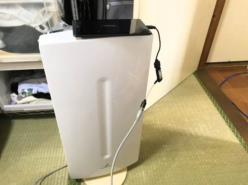 2階の部屋の入り口でテレビを映す
