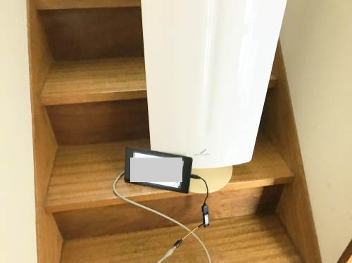 2階への階段途中でテレビを映した