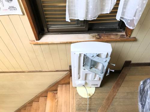 3階で電波塔とは反対方向にアンテナを向けてテレビを映す
