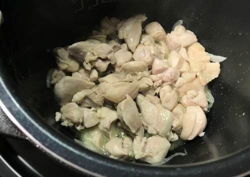 電気圧力鍋で炒めた鶏肉