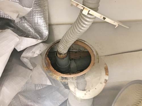 システムキッチン下のフタを開ける